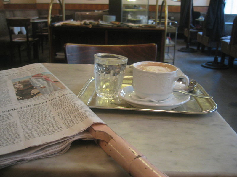 Coffee house culture ประกอบด้วยกาแฟ น้ำเปล่า หนังสือพิมพ์ และโต๊ะหินอ่อน