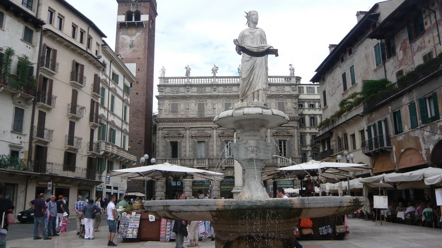 Madonna of Verona ด้านหลังคือ Palazzo Maffei
