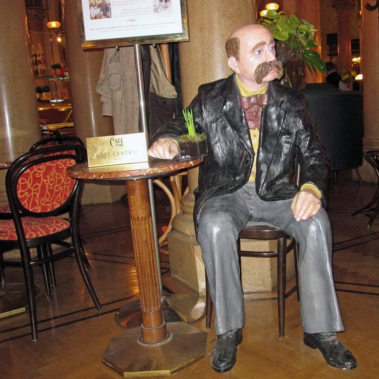 รูปจำลอง Peter Altenberg ใน Cafe Central