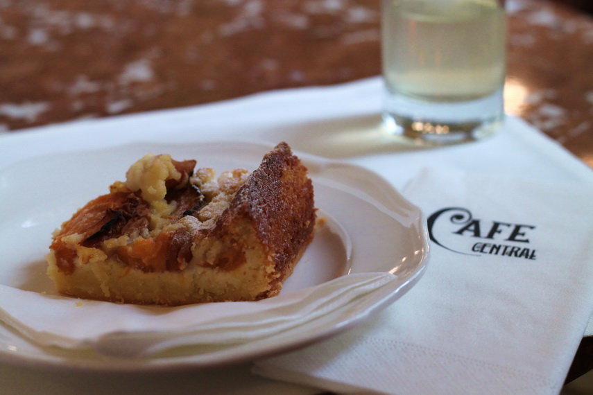 หนึ่งในขนมอร่อยของ Cafe Central