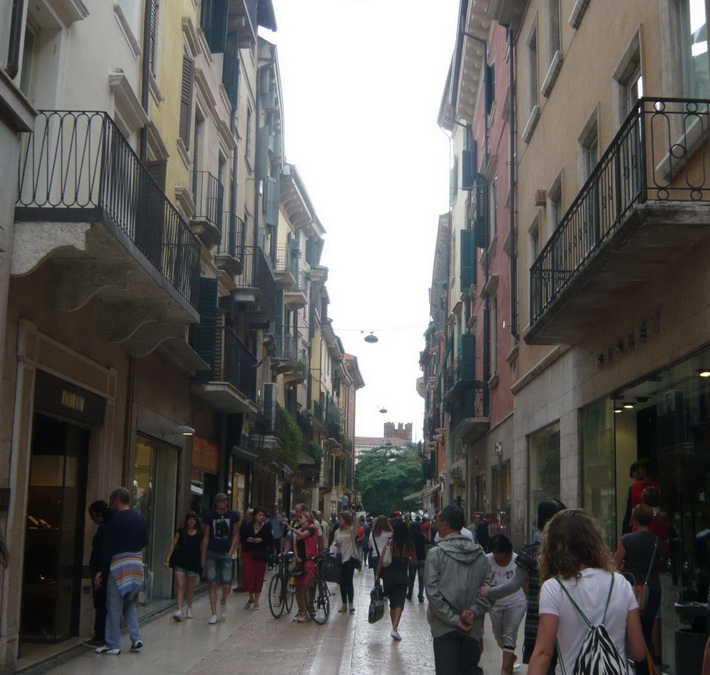 เส้นทางที่เชื่อม Via Mazzini สู่ Piazza Brà