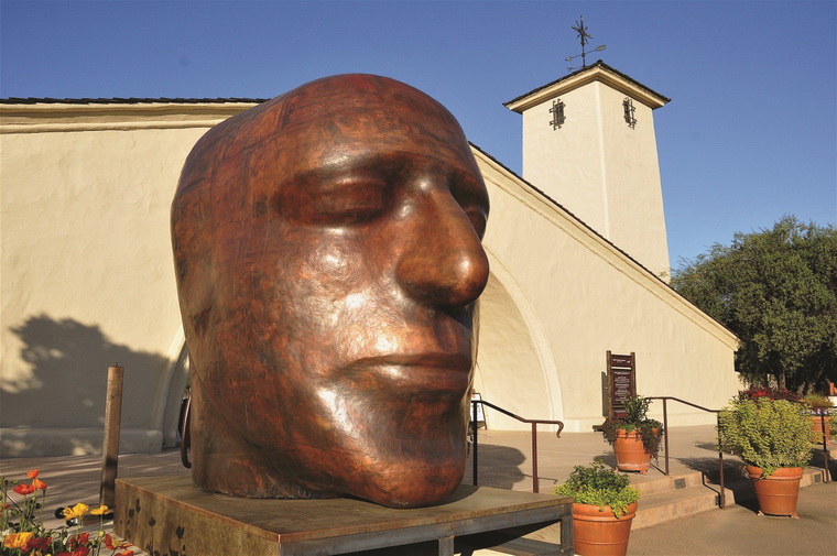 ใบหน้า Robert Mondavi ที่ทางเข้าไวนะรี